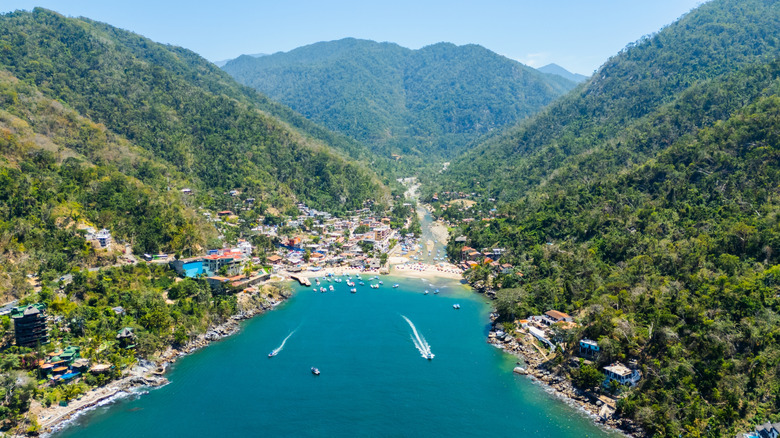 Vue aérienne du village de pêcheurs de Boca de Tomatlán au Mexique