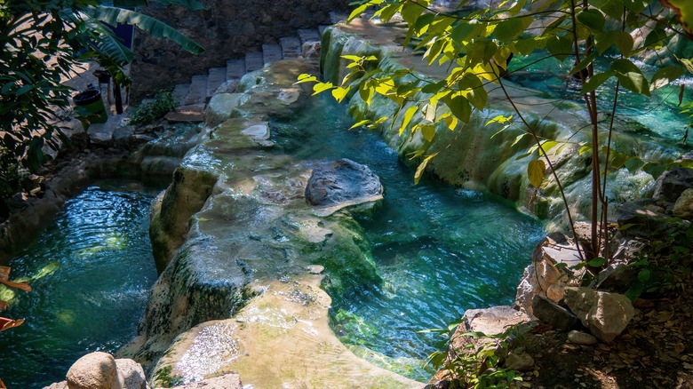 L'eau cascade sur des marches de calcaire lisse aux Grutas de Tolantongo, Mexique