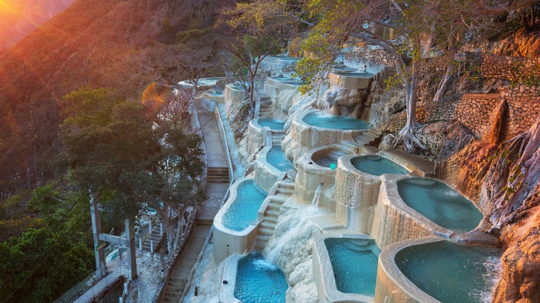 Les piscines en pierre des Grutas de Tolantongo sur une colline boisée au Mexique