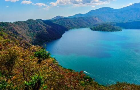 Le vibrant lac de cratère du Salvador est un joyau turquoise scintillant pour les écotouristes