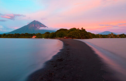 Sept volcans actifs font de ce pays tropical latin une destination géotouristique dangereuse mais passionnante