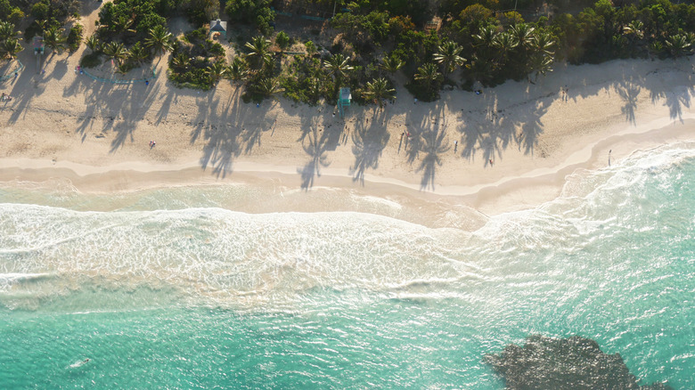 Vue aérienne de l'eau et de la plage de Culebra, Porto Rico