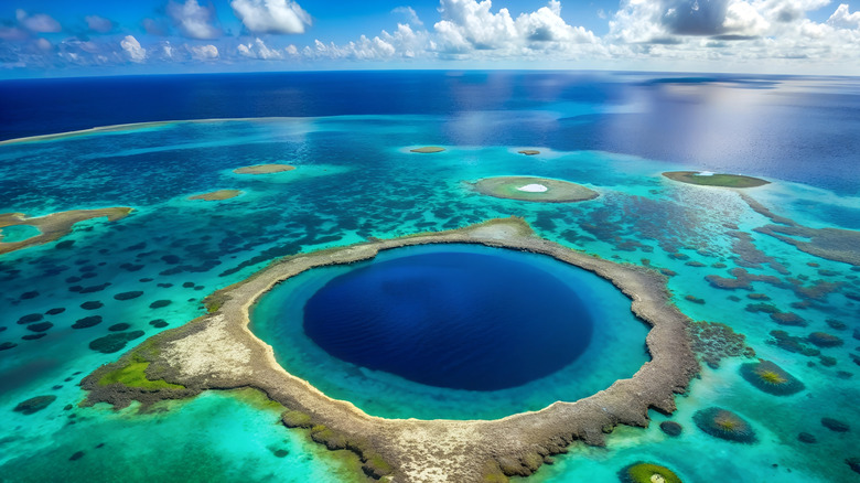 Grand Trou Bleu au Belize avec nuages et ciel en arrière-plan
