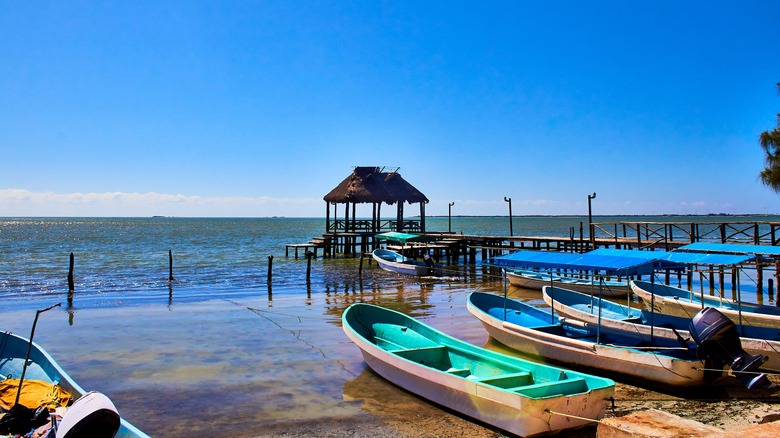 bateaux de pêche colorés sur l'eau à Campeche