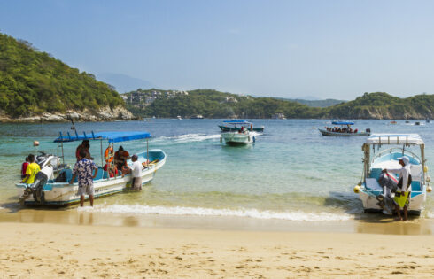 La plage la plus au sud d'Oaxaca est un paradis d'eau claire, plein de nourriture fraîche et de vues panoramiques