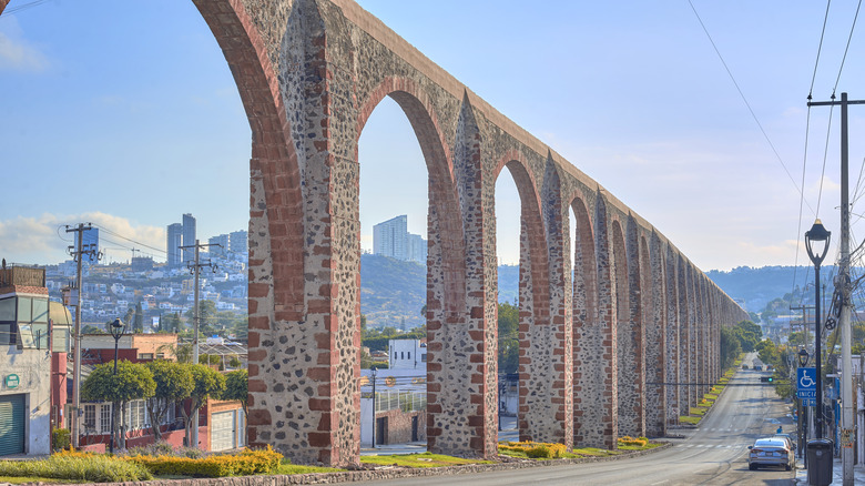 Aqueduc imposant dans la ville de Santiago de Querétaro, Mexique