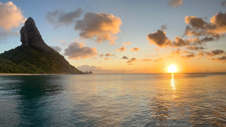 Les eaux calmes de l'île brésilienne de Fernando de Noronha au coucher du soleil