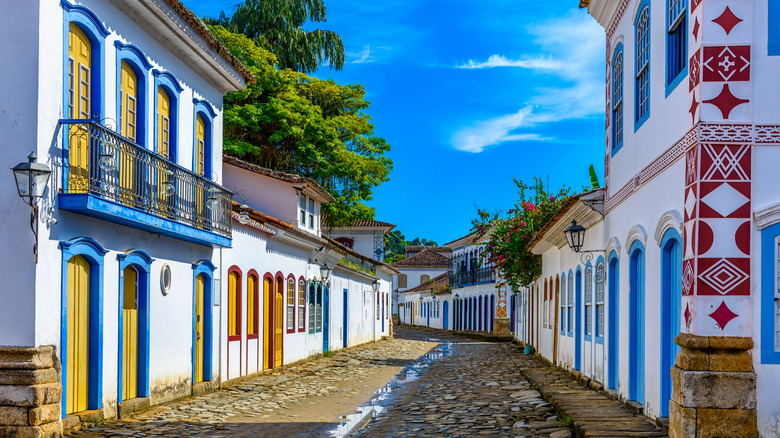 Vue sur une rue pavée et des bâtiments historiques à Paraty