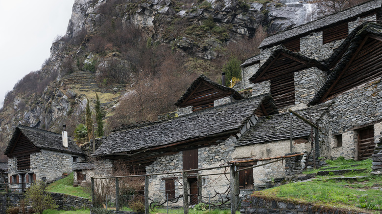 Maisons en dalles de pierre à Brontallo, Suisse