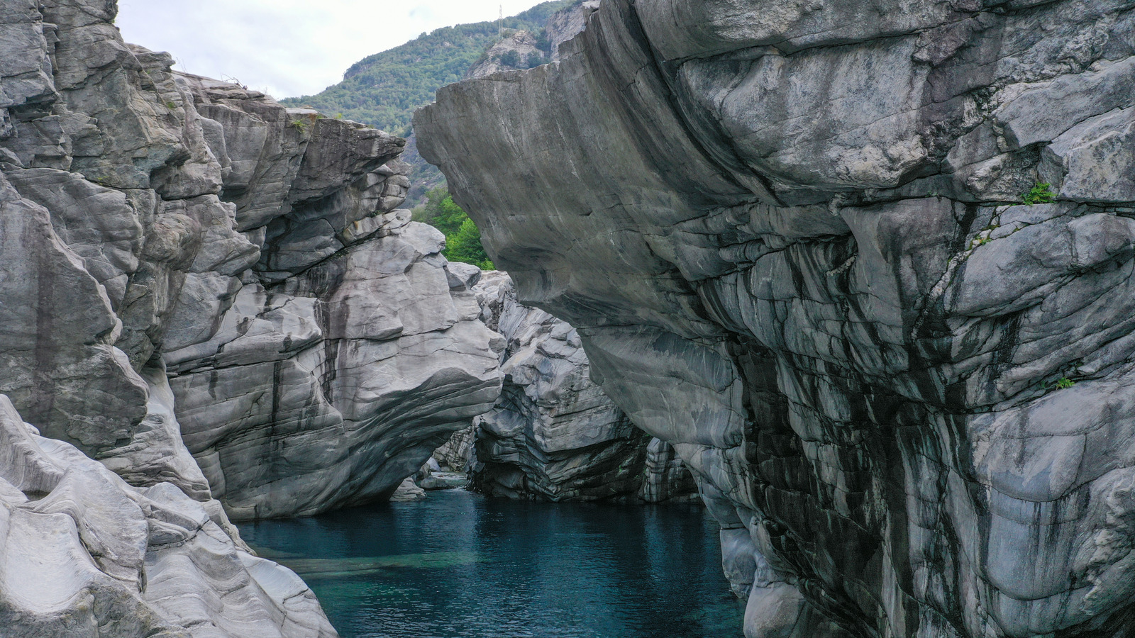 Un charmant village médiéval peu connu niché dans les Alpes est la « capitale européenne de la plongée en falaise »
