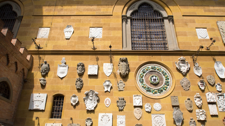 Plaques et armoiries sur les murs du Musée Stibbert de Florence, Italie