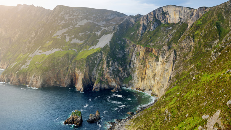 Le paysage spectaculaire des falaises de Slieve League en Irlande