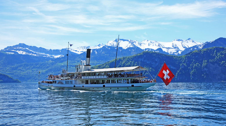 Bateau à vapeur pour une croisière touristique sur le lac des Quatre-Cantons