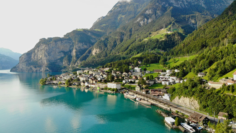 Le village de Flüelen, Suisse, sur le lac des Quatre-Cantons
