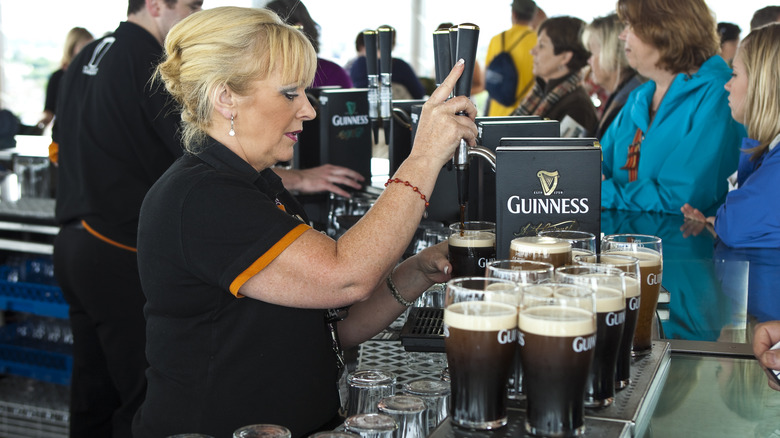 Les gens au Guinness Gravity Bar en Irlande