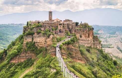 L'une des meilleures villes perchées d'Italie est un joyau sans foule surplombant un grand canyon, selon Rick Steves