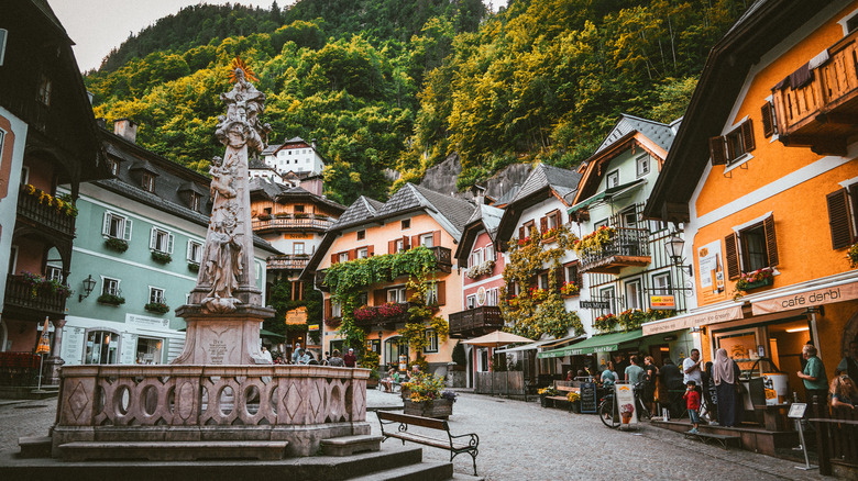 Hallstatt Marktplatz avec une statue et des bâtiments colorés à Hallstatt, Autriche