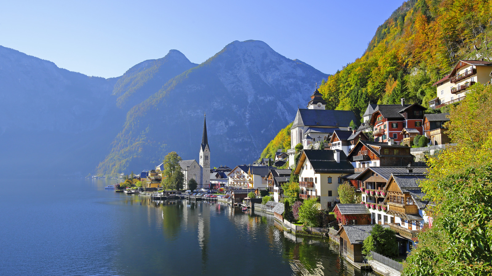 L'un des « endroits les plus visités » de la planète est une ville de montagne européenne digne d'une carte postale, au bord d'un lac