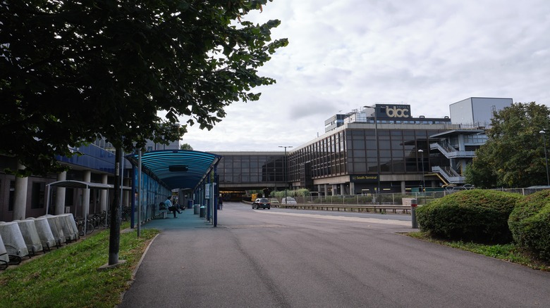 Terminal Sud de Gatwick avec le bâtiment du Bloc Hotel