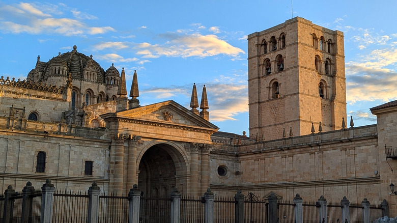Cathédrale de Zamora avec dôme et tour romans en Espagne