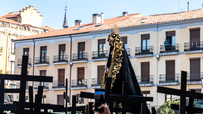 Procession de la Semaine Sainte devant des immeubles résidentiels à Zamora, Espagne