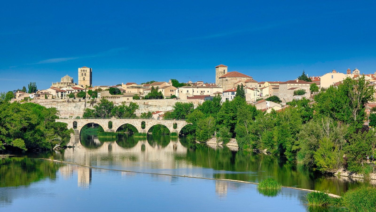 La ville à couper le souffle avec les églises les plus romanes d'Europe