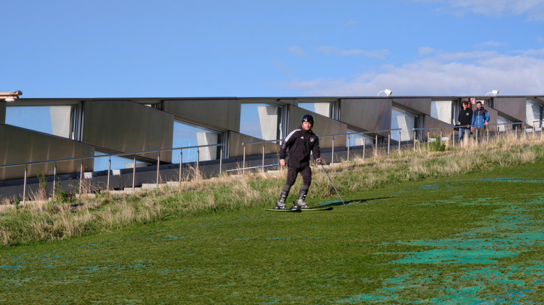 Personne skiant sur une piste de ski artificielle verte à Copenhague, Danemark