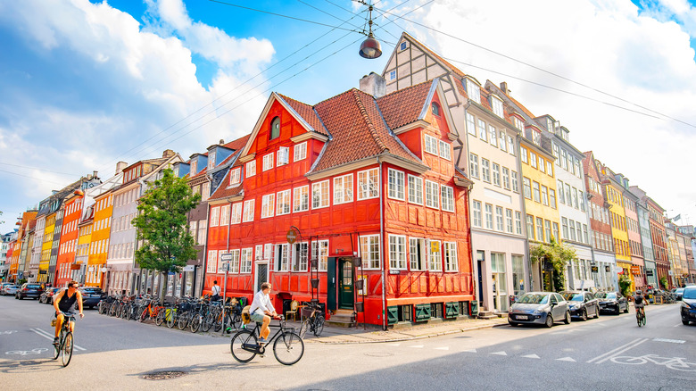 Cyclistes dans la rue colorée de Copenhague au Danemark