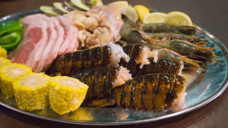 Viande chamorro barbecue sur une assiette à Guam