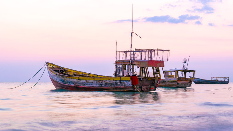 Un bateau dans la mer au large de Bluefields, en Jamaïque, au coucher du soleil