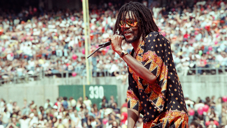 Peter Tosh se produisant devant des légions de fans dans les années 70