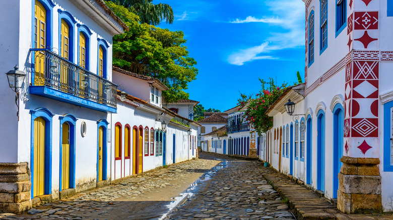 Maisons colorées bordant une rue pavée à Paraty, Brésil