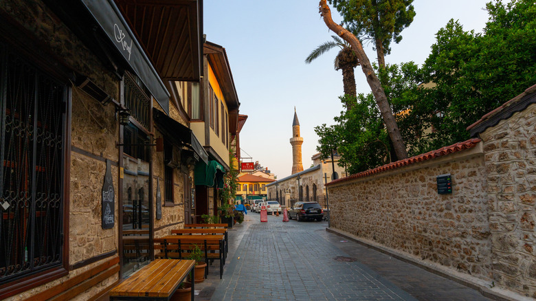 Rue pavée d'Antalya avec vue sur un minaret en Turquie
