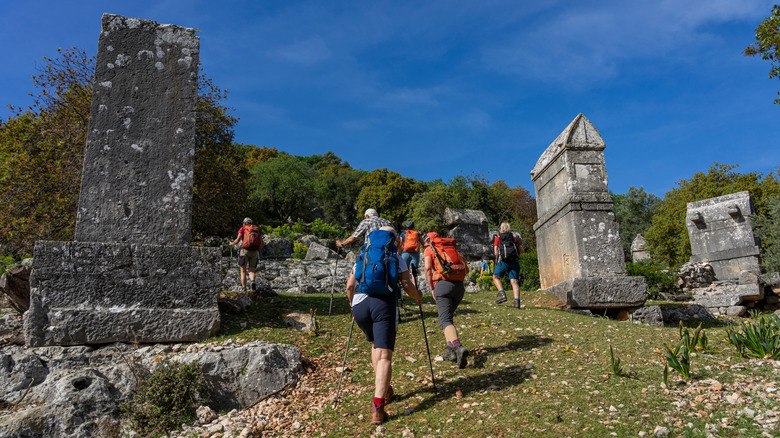 Personnes en randonnée à travers des ruines antiques sur la Voie Lycienne en Turquie