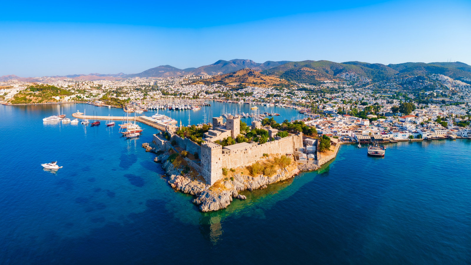 La « côte turquoise » de ce pays européen est sa Riviera avec des villes anciennes et des sables dorés