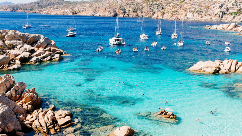 Cala Coticcio sur l'île de Caprera dans l'archipel de La Maddalena en Sardine