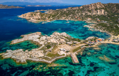 Une île italienne peu connue possède les plus belles plages de sable blanc sans foule