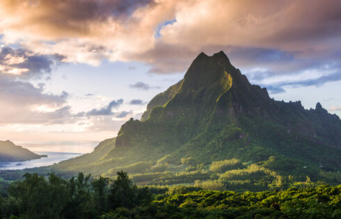 L'île sœur de Tahiti est un paradis tropical peu fréquenté, rempli de luxe, d'eaux turquoise et de baies de rêve