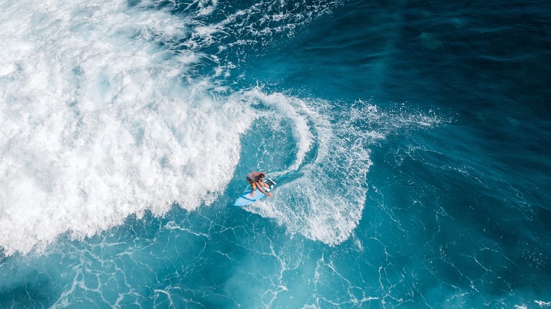 Surfeur à la plage de Balian