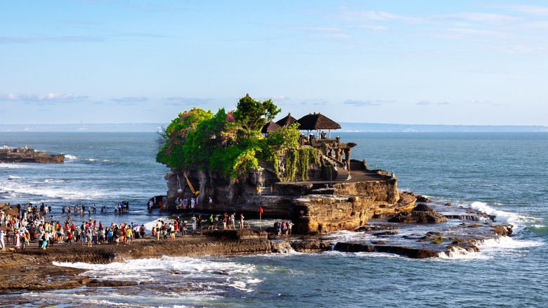 Tanah Lot au bord de l'océan
