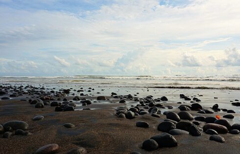 Échappez à la foule sur la côte sous-estimée de Bali avec des couchers de soleil époustouflants et des vagues douces