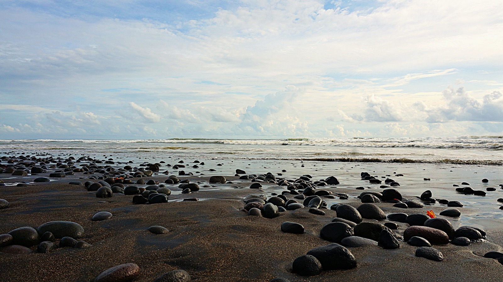 Échappez à la foule sur la côte sous-estimée de Bali avec des couchers de soleil époustouflants et des vagues douces