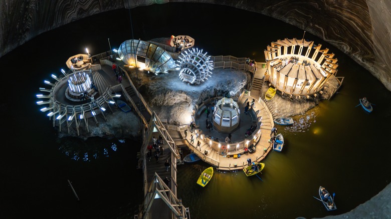 Bateaux et structures illuminées du parc à thème Salina Turda