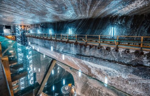 Le plus grand parc d'attractions souterrain d'Europe est une attraction touristique surréaliste au néon pour toute la famille