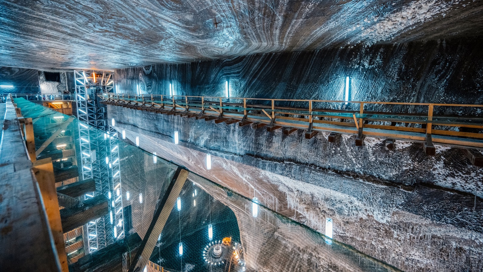 Le plus grand parc d'attractions souterrain d'Europe est une attraction touristique surréaliste au néon pour toute la famille