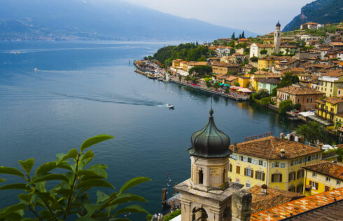 La ville italienne « au parfum de citron » est une escapade vibrante au bord d'un lac avec des plantations d'agrumes luxuriantes et une ambiance sereine