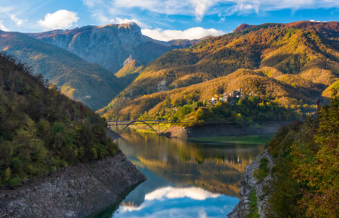 La ville fantôme étrange mais magnifique cachée sous le lac Vagli en Italie