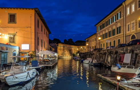 L'une des principales destinations de fruits de mer de la Toscane est une ville italienne abordable pour une évasion de plage sereine
