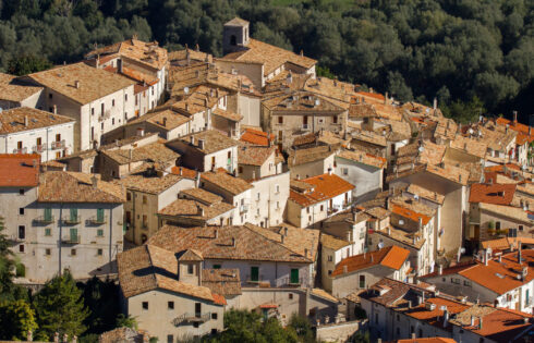 Niché dans les montagnes d'Italie est un petit village pittoresque secret pour une escapade authentique peu fréquentée