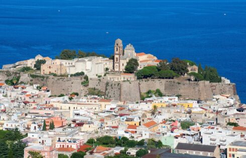 L'île éolienne peu fréquentée avec des vues à couper le souffle, des eaux turquoises et un charme méditerranéen